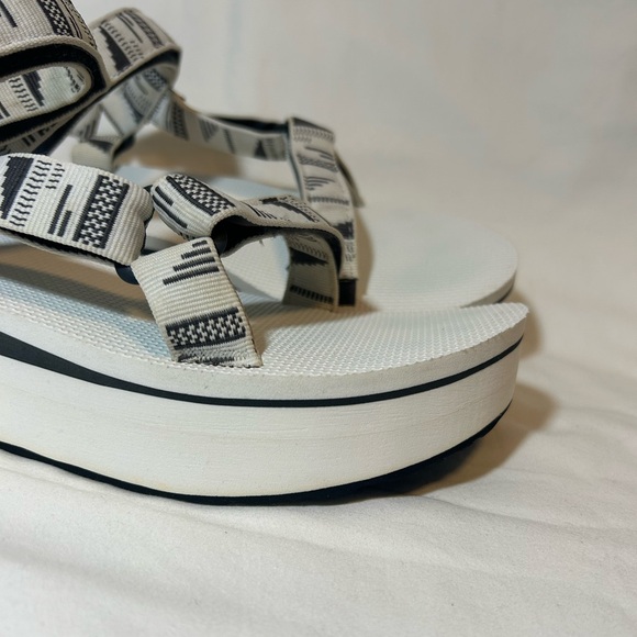Teva Platform Sandals White Adjustable Straps Size 10 Geometric Gray - Picture 16 of 16